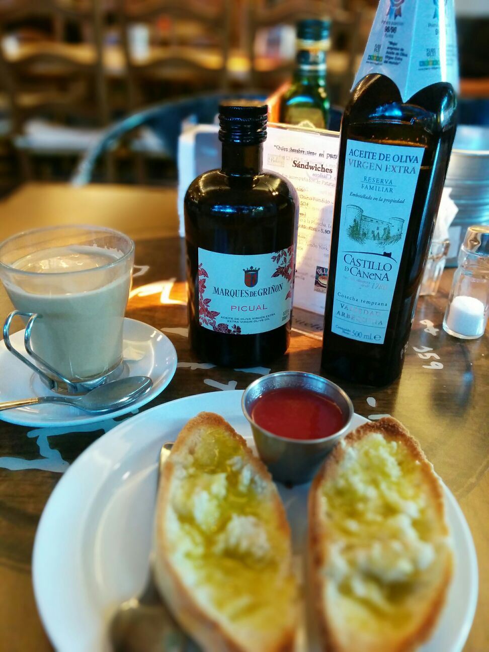 ¡En Madrid puedes desayunar en algunos lugares con aceites de oliva espectaculares! @CastillodCanena @MarquesDeGrinon